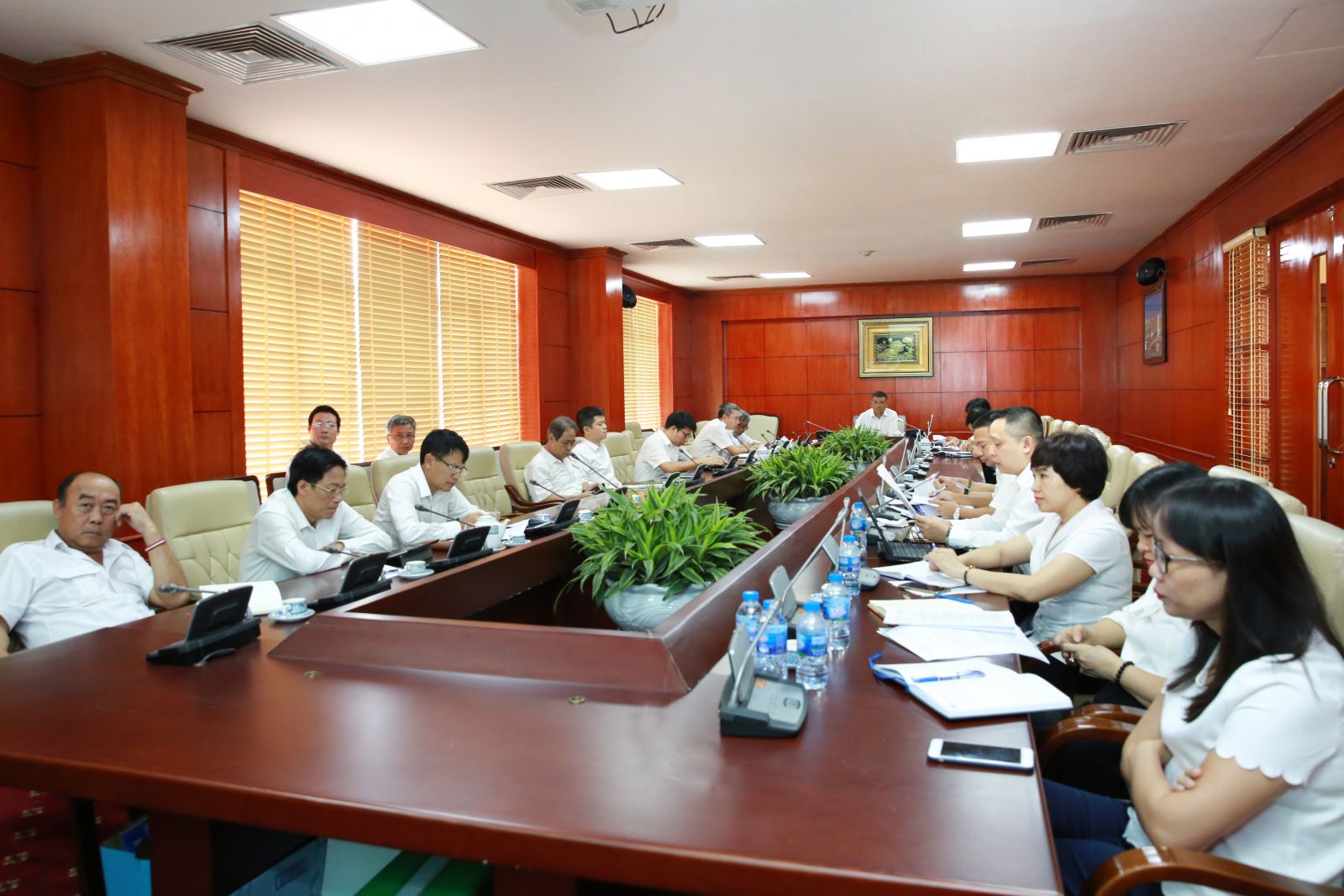 cach-bo-tri-cay-canh-tren-ban-lam-viec-hop-ly-4.JPG